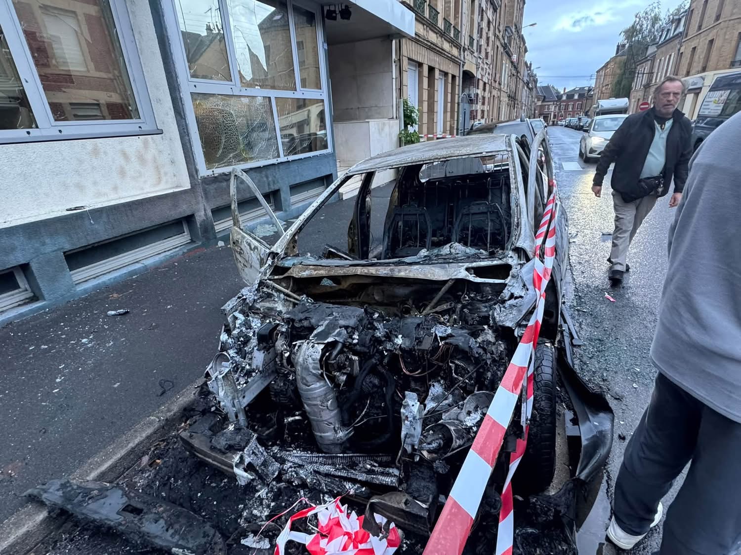 ELLE RETROUVE SA PREMIÈRE VOITURE ENTIÈREMENT CALCINÉE EN PARTANT AU TRAVAIL - CHARLEVILLE-MÉZIÈRES