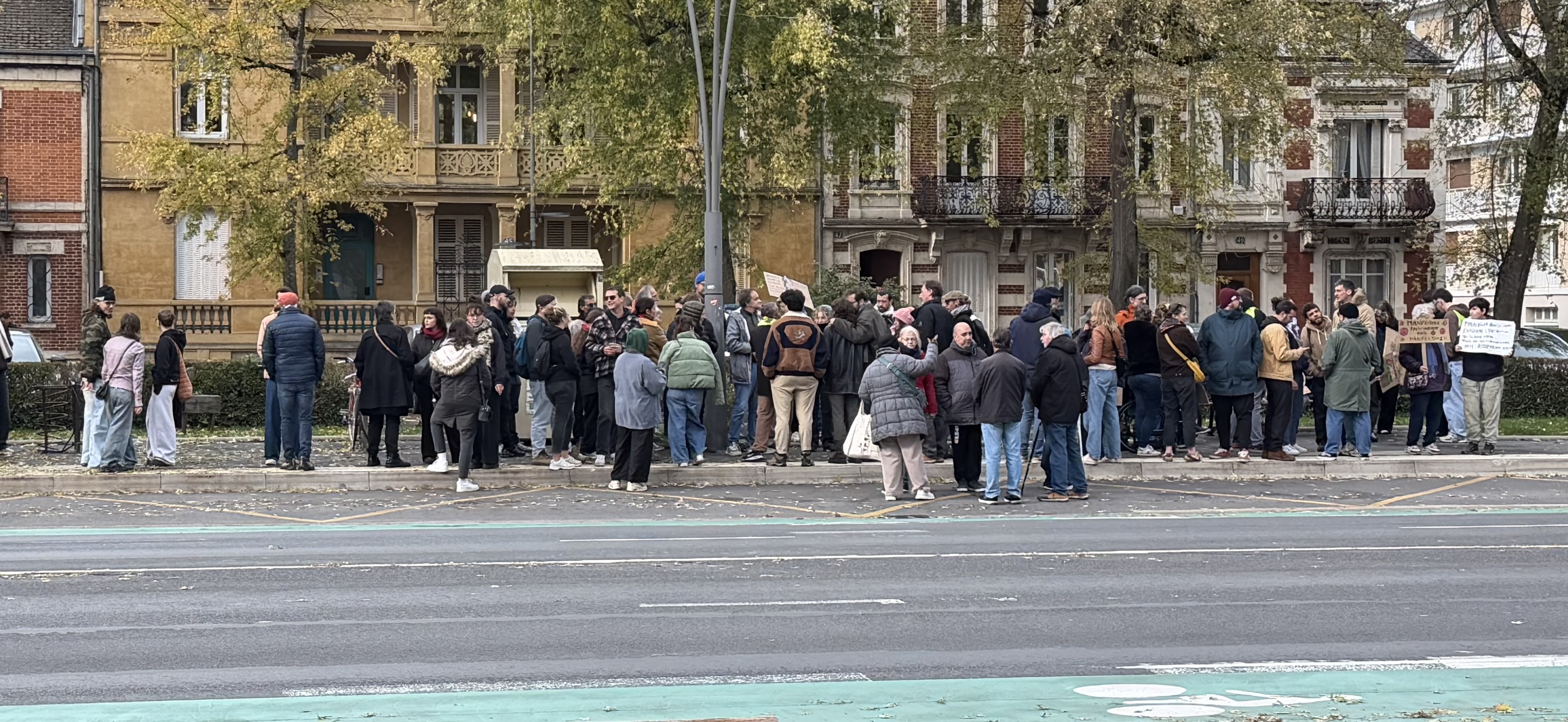 UNE CINQUANTAINE DE MANIFESTANTS RASSEMBLÉS AVENUE D’ARCHES MALGRÉ L’INTERDICTION PRÉFECTORALE