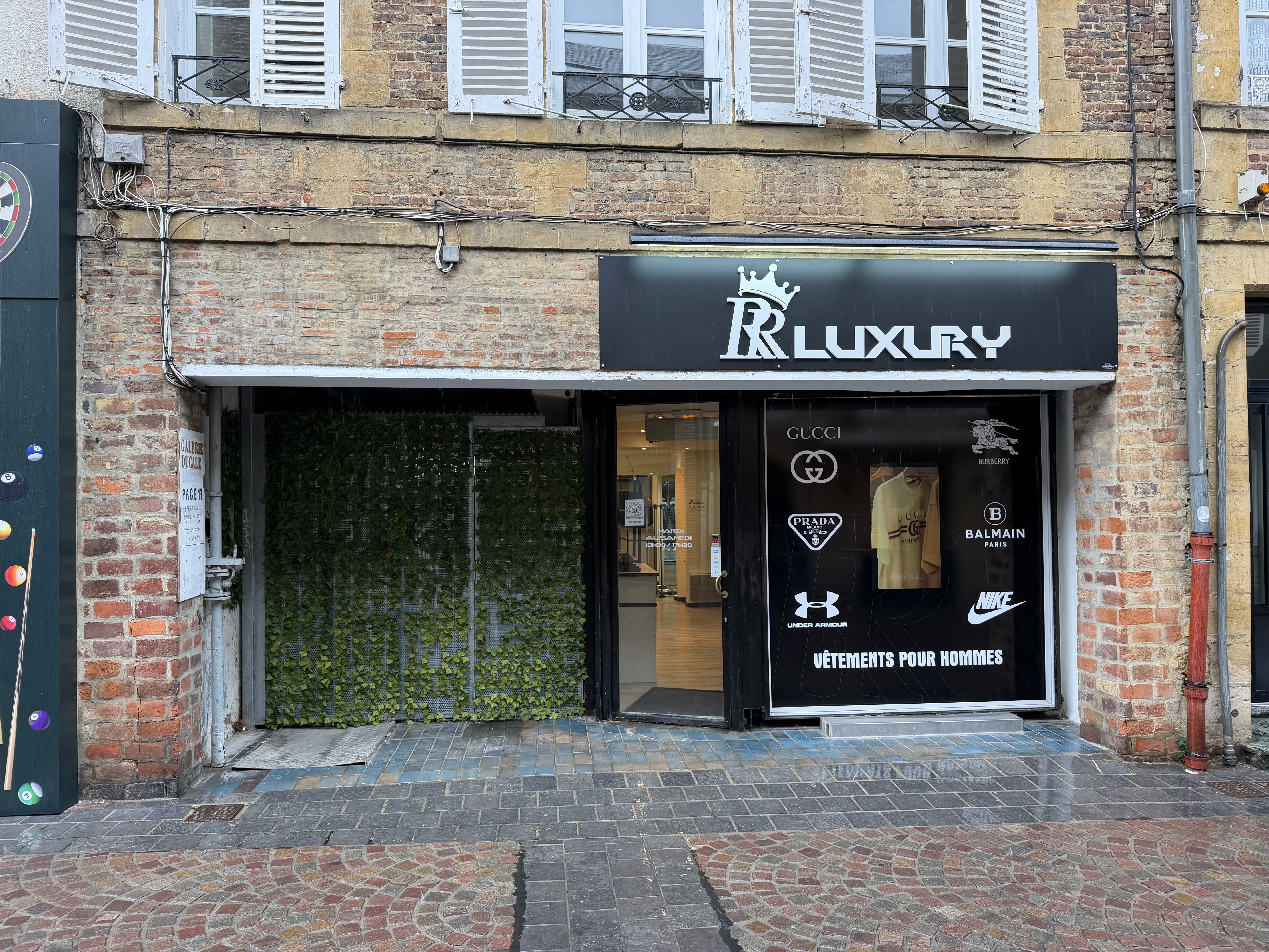 RR LUXURY : UNE BOUTIQUE DE GRANDES MARQUES À PRIX RÉDUITS OUVRE EN CENTRE-VILLE