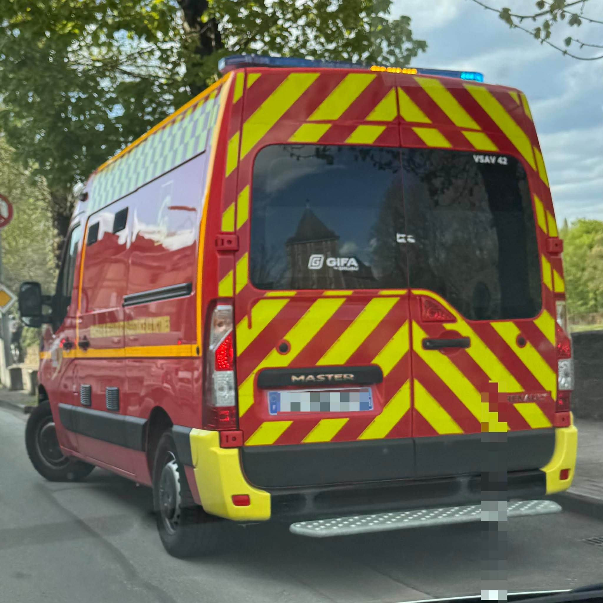 IVRE EN TROTTINETTE, IL PERCUTE UNE VOITURE