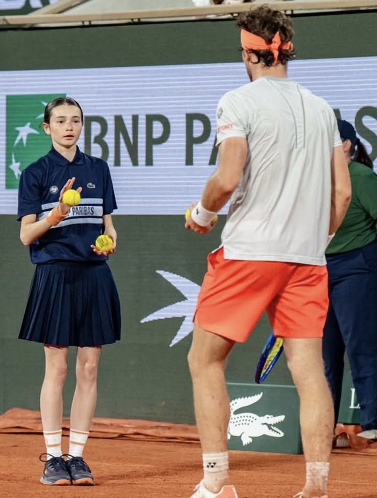 UN PING-PONG AVEC FÉLIX LEBRUN PUIS UNE NIGHT SESSION SUR LE CENTRAL : LA SOIRÉE DE RÊVE DE KYARA COLZANI À ROLAND-GARROS