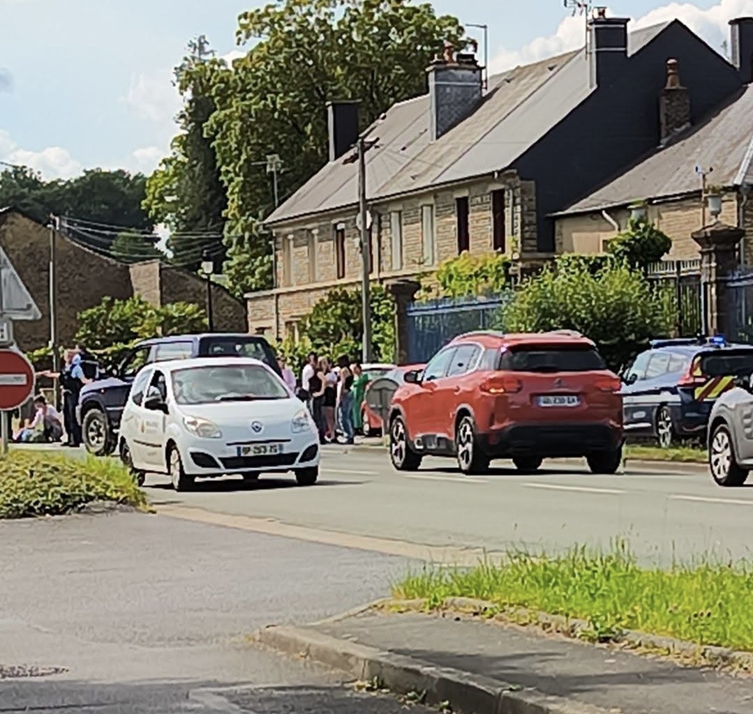 UN PIÉTON PERCUTÉ PAR UNE VOITURE, UN HOMME DE 40 ANS HOSPITALISÉ