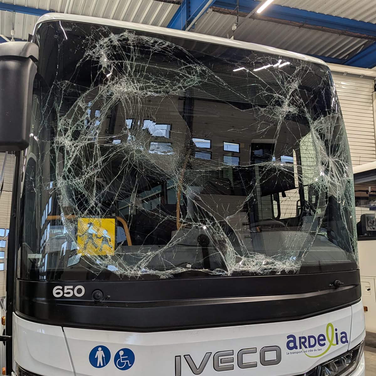 PARE-BRISE DU BUS PULVÉRISÉ : ARDÉLIA RECHERCHE DES TÉMOINS APRÈS UN ACCIDENT