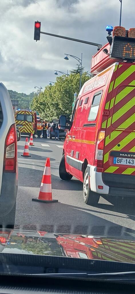 ACCIDENT EN COURS AVENUE DE GAULLE, ÇA COINCE