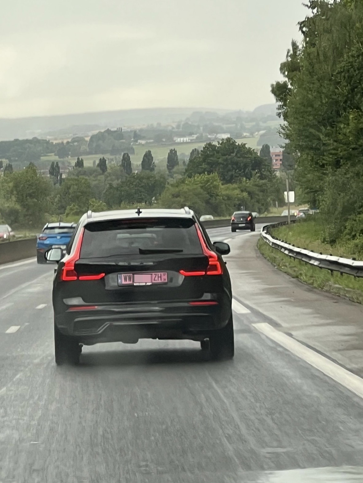 POURQUOI VOIT-ON DE PLUS EN PLUS DE PLAQUES ROSES SUR LES ROUTES ?