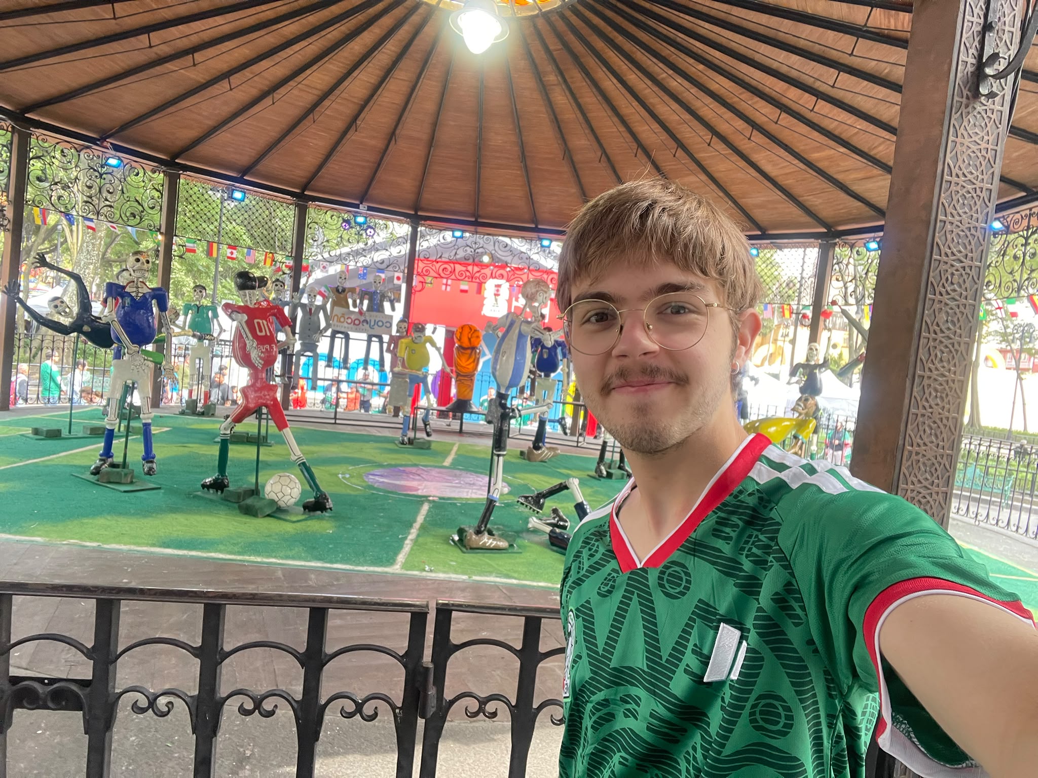 « ON PEUT MÊME ACHETER LE MAILLOT DANS LES PHARMACIES » : SIMON FONGARNAND RACONTE LA COUPE DU MONDE DEPUIS LE MEXIQUE