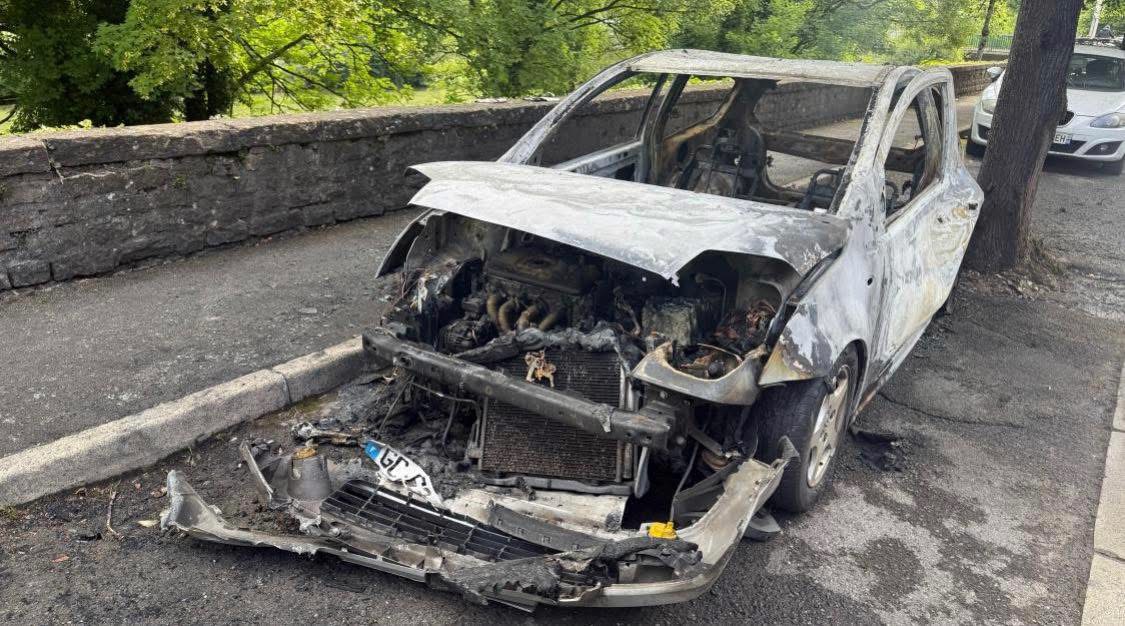 UN VÉHICULE RÉDUIT EN CENDRES QUAI CHARCOT : LA POLICE RECHERCHE SON PROPRIÉTAIRE