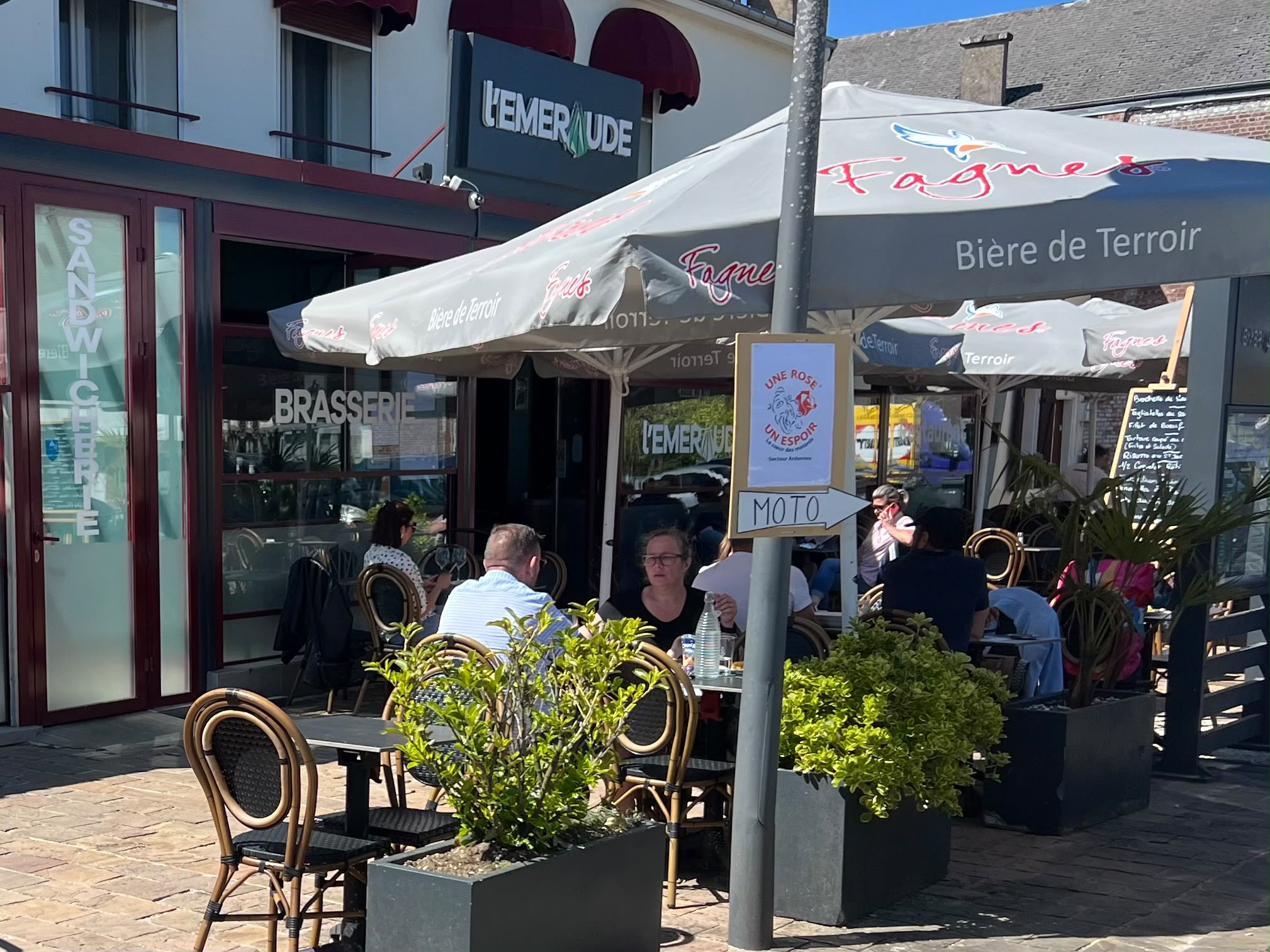 L’ÉMERAUDE ROUVRE SES PORTES ET PRÉPARE SA TRANSFORMATION EN RÔTISSERIE TERRE ET MER