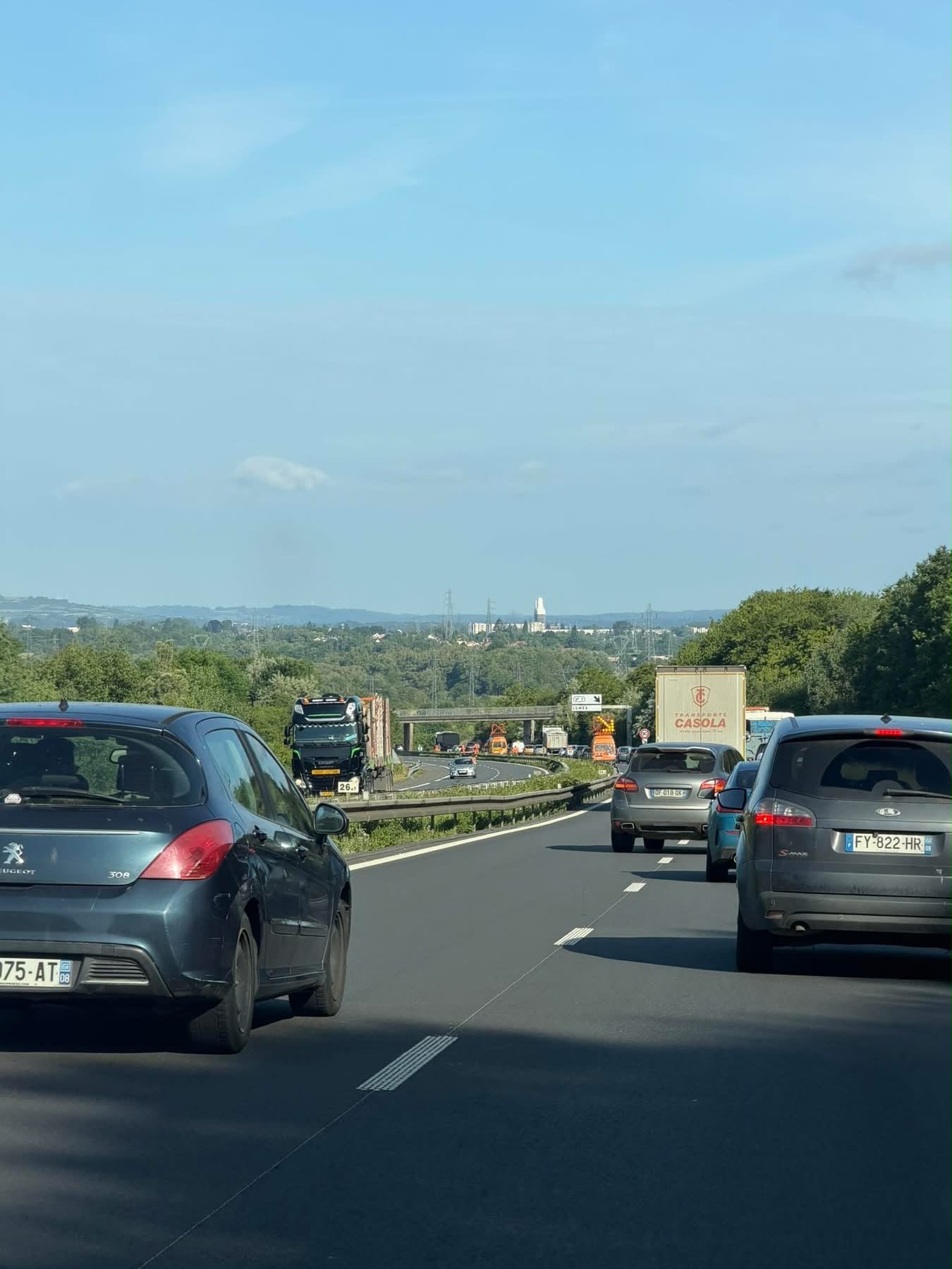 ACCIDENT EN COURS : UN POIDS-LOURD ET TROIS VÉHICULES LÉGERS IMPLIQUÉS