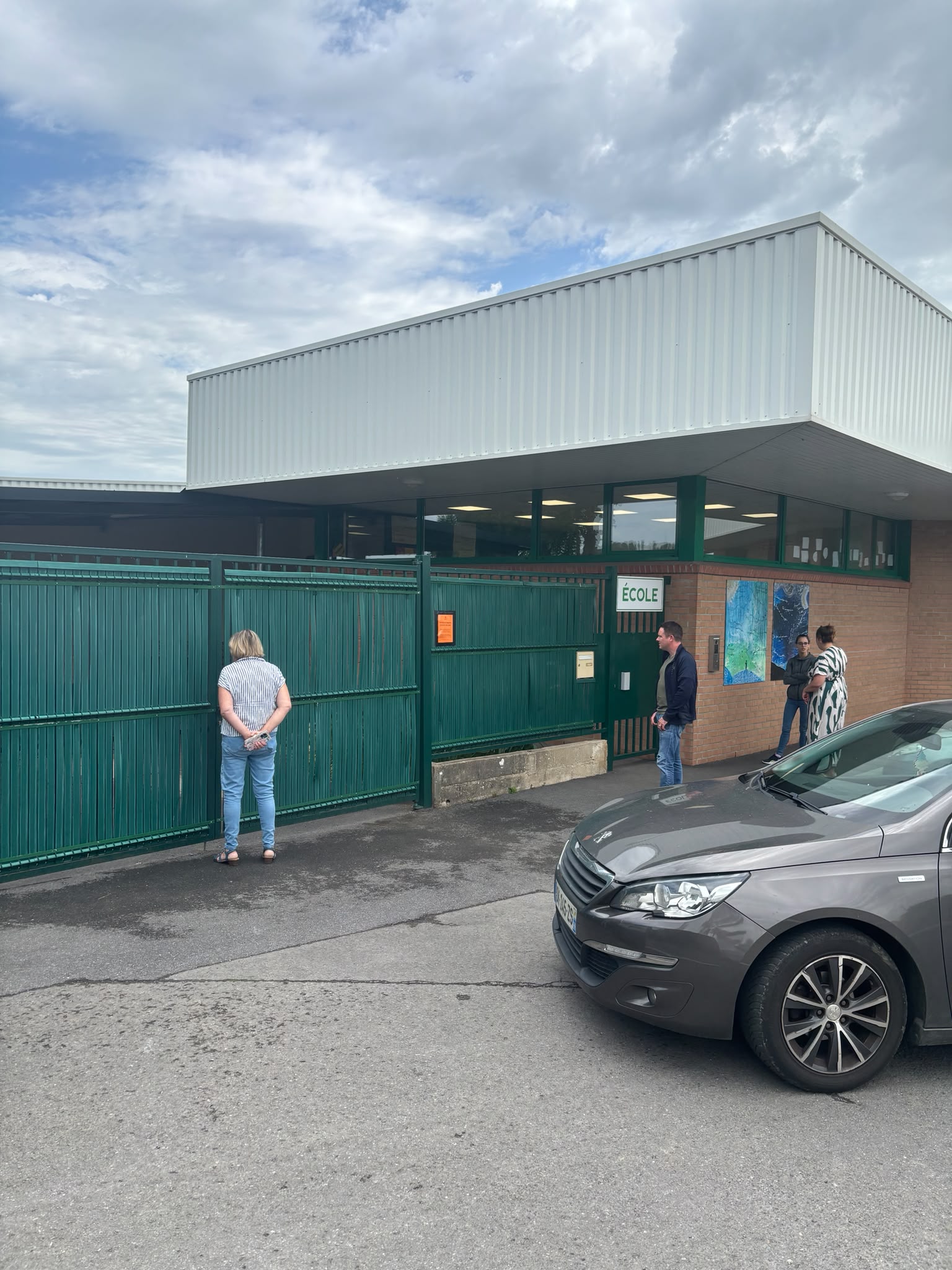 SUPPRESSION D’UNE CLASSE ET L’ENSEIGNANT EMBLÉMATIQUE DE L’ÉCOLE DOIT FAIRE SES VALISES : LES PARENTS D’ÉLÈVES S’INDIGNENT
