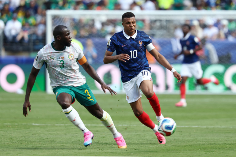 LES BLEUS DÉBUTENT PAR UNE VICTOIRE 3 À 1 FACE AU SÉNÉGAL