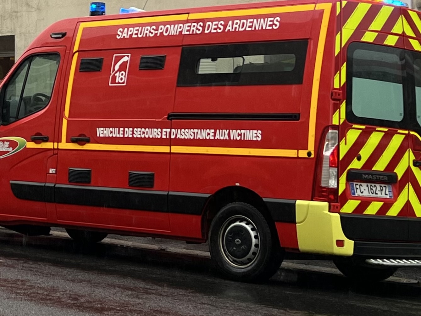 UN MOTARD DE 19 ANS EN URGENCE ABSOLUE APRÈS UNE COLLISION AVEC UNE VOITURE