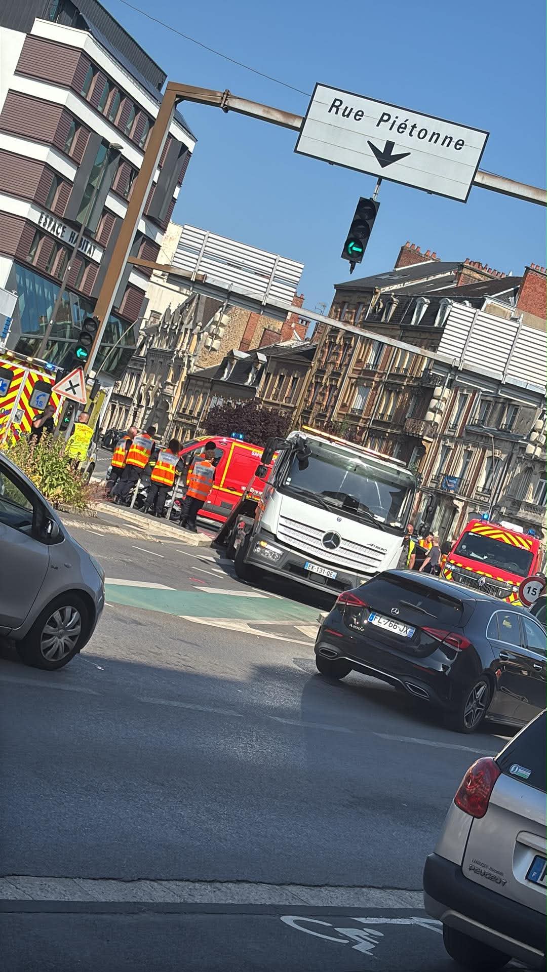PERCUTÉ PAR UNE VOITURE, LE JEUNE MOTARD ACCIDENTÉ EST SAIN ET SAUF