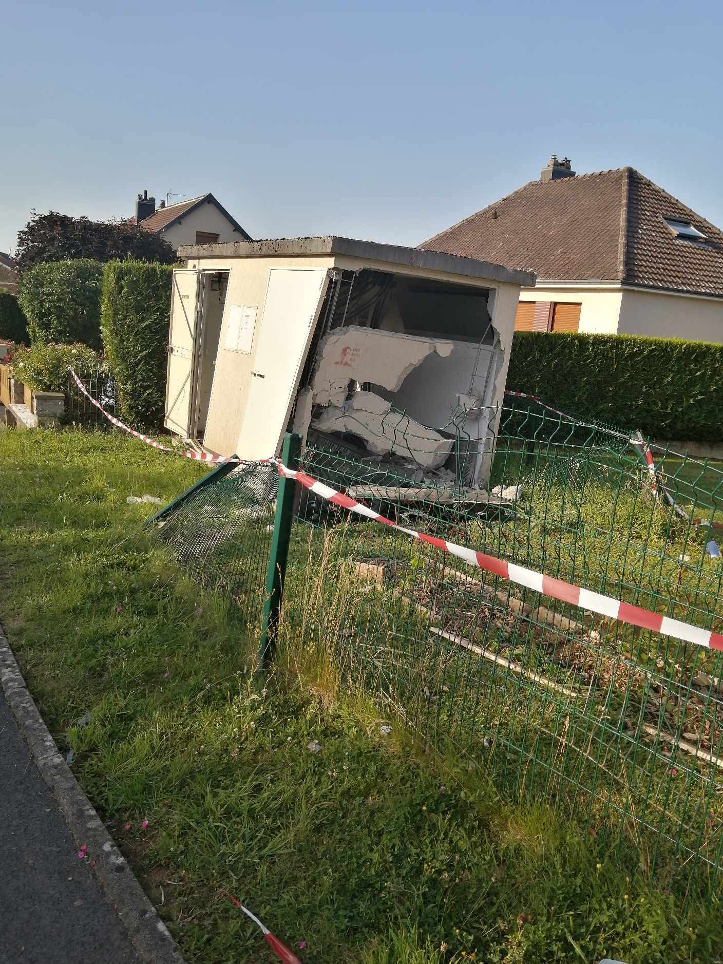 UN VÉHICULE FINIT SA COURSE DANS UN TRANSFORMATEUR ÉLECTRIQUE : PLUSIEURS FOYERS PRIVÉS DE COURANT